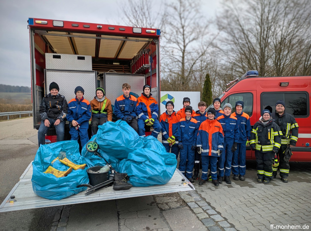 Gruppenfoto der Jugendfeuerwehr Monheim zur Müllsammelaktion 2025.