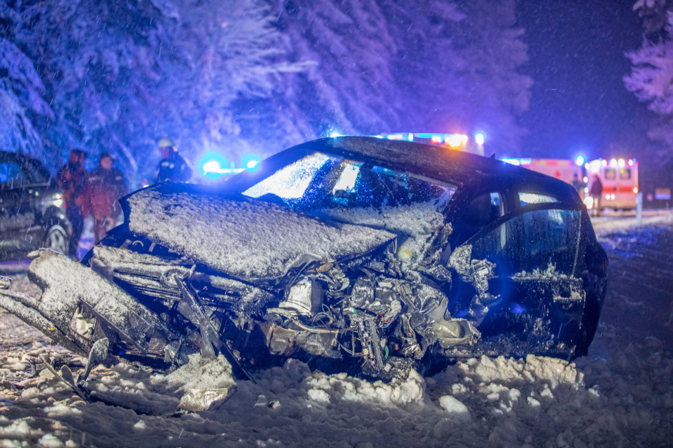 Viel Schnee und glatte Straßen: Baum verursacht Verkehrsunfall (Bild: Ralph Goppelt)