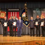 Gruppenbild der Ehrungen für aktive Dienstzeit und das Ehrenkreuz der Feuerwehren des Landkreises Donau-Ries.