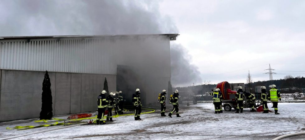 Die Feuerwehr versucht mittels Großraumlüfter die Lagerhalle zu entrauchen